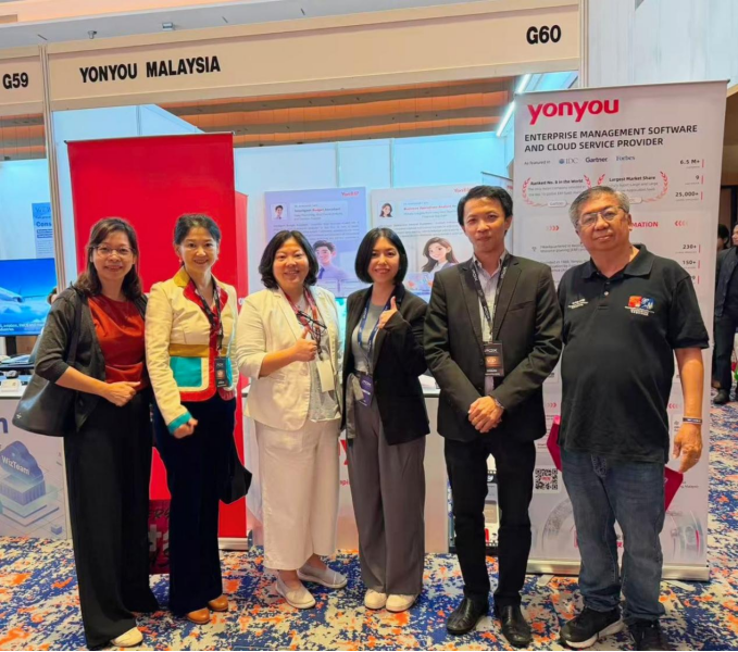 Ms. Ding Qiao (second from left), Vice Consul-General of China in Penang, with Yonyou Malaysia team during her visit to the booth