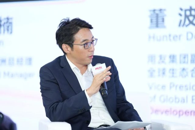 yonyou pics 16 Moderator: Neil Lin, General Manager of Yonyou Europe