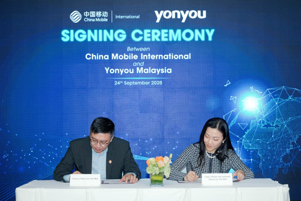 Yonyou Malaysia signed an MOU with China Mobile International at the iSolution 2026 event, showcasing enterprise AI applications and strengthening digital collaboration.