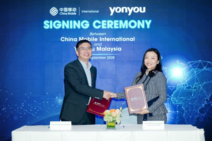 IMG_2421 Mr. Simon Chen, General Manager of Yonyou Malaysia (Left); Ms. Adelyn Ong, APAC Director, Mobile Business of China Mobile (Right)
